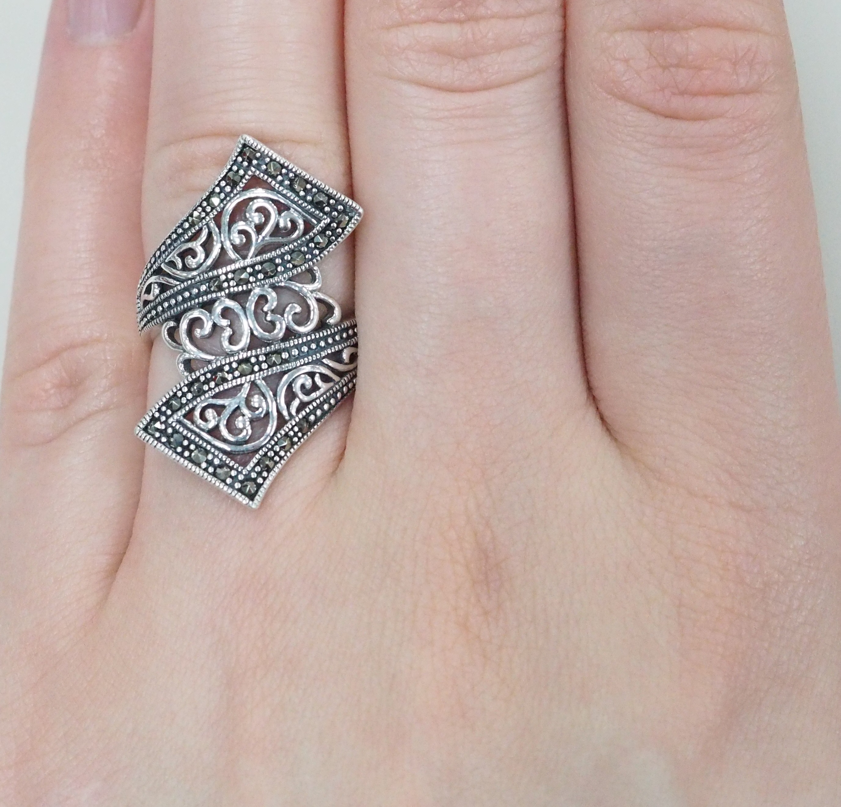 Серебряное кольцо с марказитами